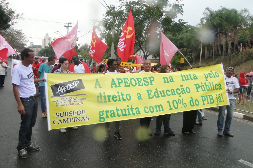 Professores do Estado marcam presença no ato