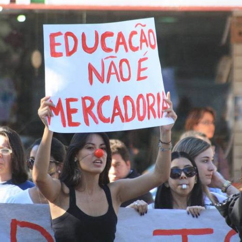 “Grandes grupos econômicos estão ditando a formação de crianças e jovens brasileiros”