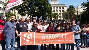 Diretoria da Apropucc e Sinpro Campinas, vereador Gustavo Petta (PCdoB) e professores da PUC-Campinas