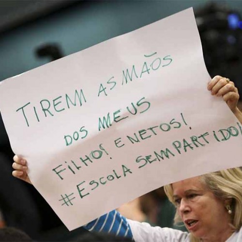 Campanha “anti-doutrinação” contra professores eleva estresse em sala de aula