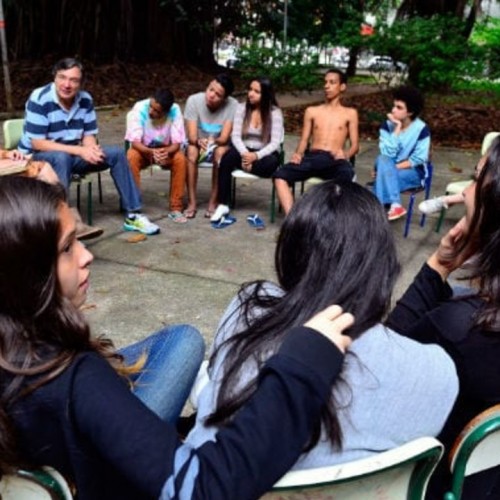 Os desafios para as escolas garantirem os direitos dos estudantes trans